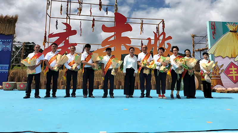 部級合作社頒獎現場（左起第五名為姚呈遠）。