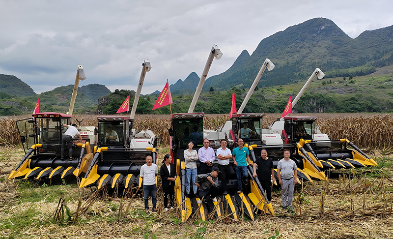 合作社收割機整裝待發的作業現場。