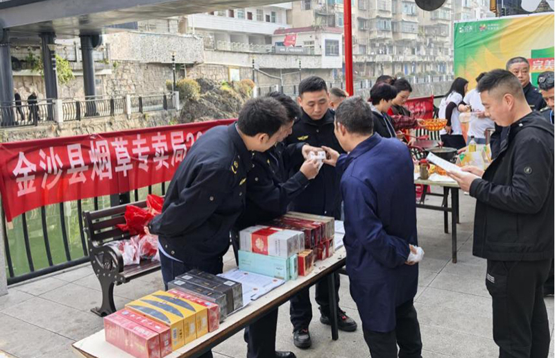 稽查員講解真假煙識別技巧。