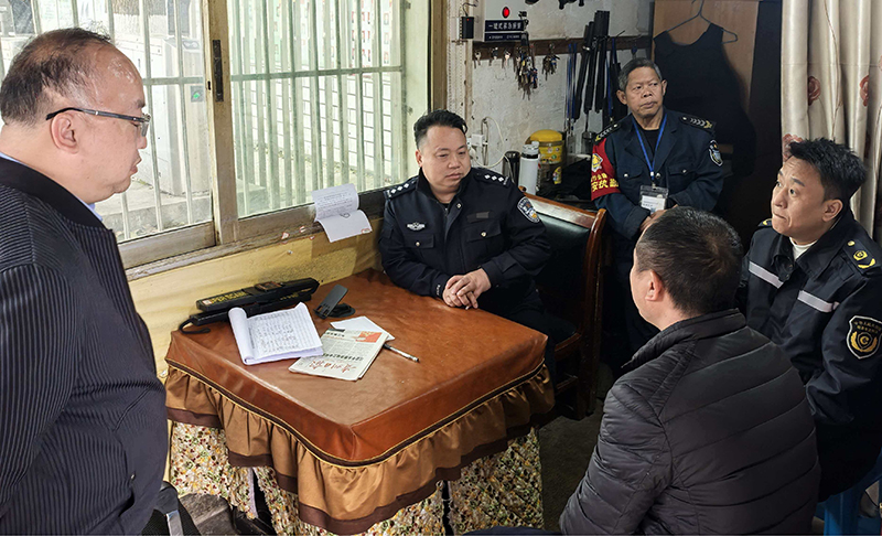 稽查員與學生家長溝通交流。