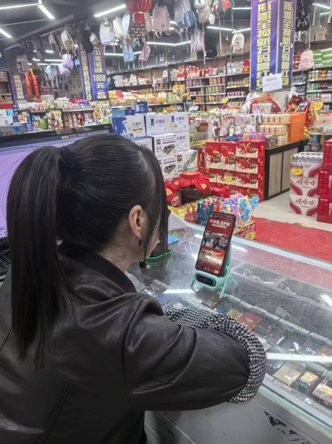 零售戶觀看3·15主題普法宣傳活動直播。