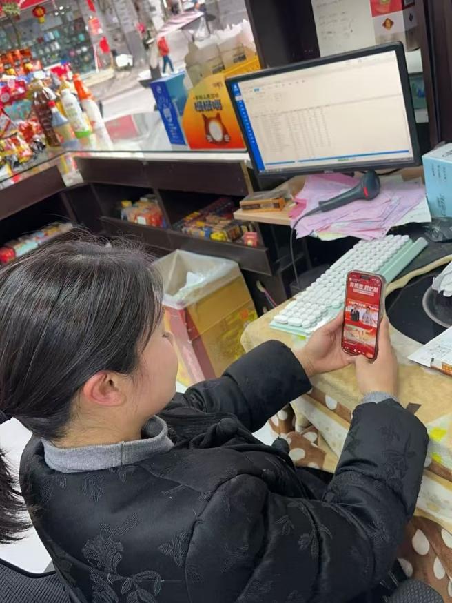 零售戶觀看3·15主題普法宣傳活動直播。