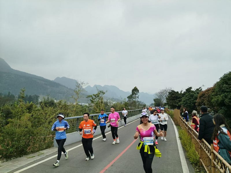 你追我趕。陳湘飚攝