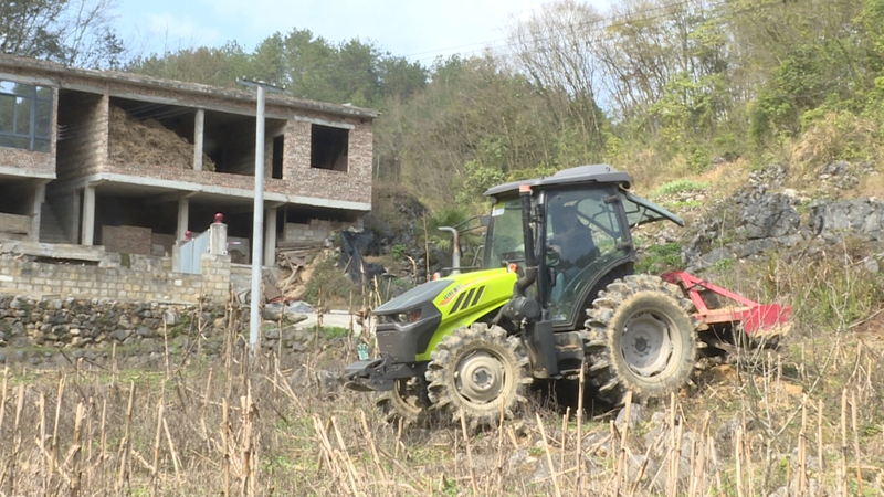 農(nóng)機手陳思林駕駛旋耕機在山地爬坡上坎.jpg