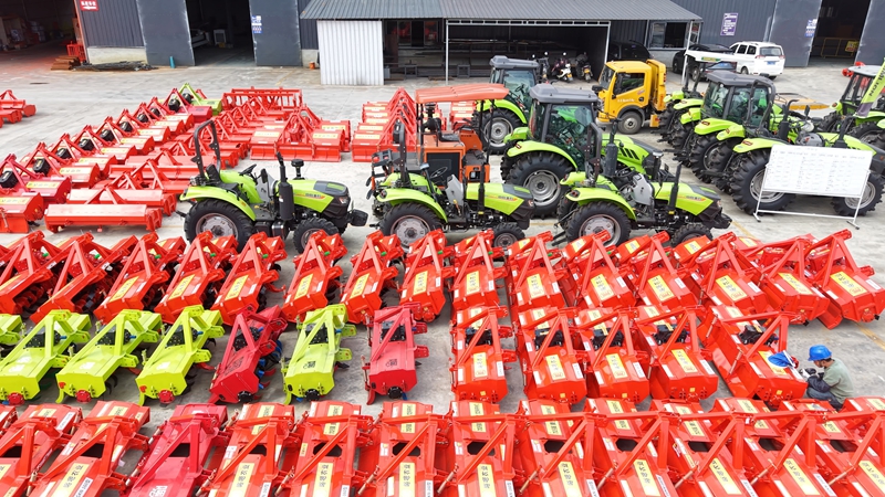 一排排嶄新的旋耕機、拖拉機整齊排列.jpg