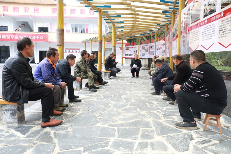 1、岑鞏縣大有鎮塔山村文化長廊， 全國人大代表、岑鞏縣大有鎮塔山村黨支部書記、村委會主任鄭培坤分享參會見聞，解讀兩會精神。 (李昌焯攝).JPG