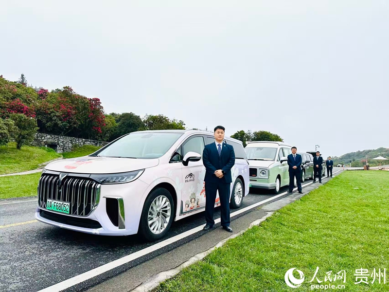 小車(chē)小團(tuán)暢游百里杜鵑。人民網(wǎng) 陽(yáng)茜攝