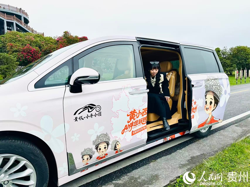 小車(chē)小團(tuán)暢游百里杜鵑。人民網(wǎng) 陽(yáng)茜攝