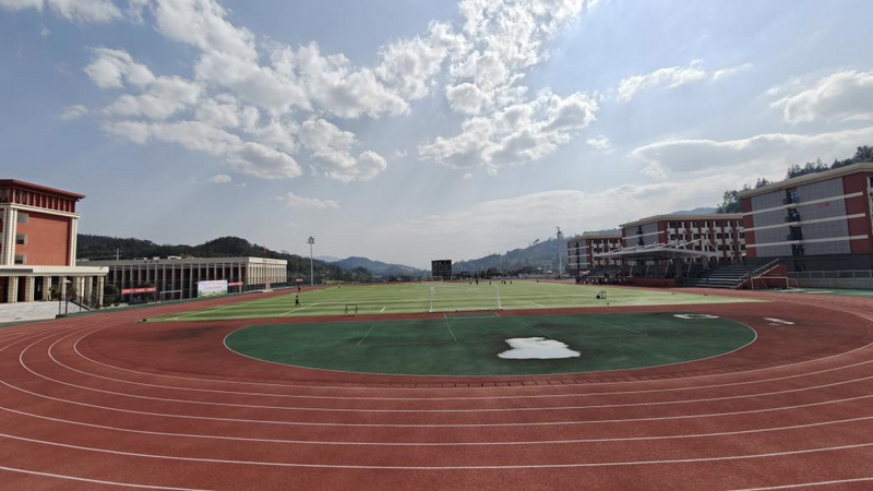 從江一中新校區(qū)塑膠跑道及籃球場。