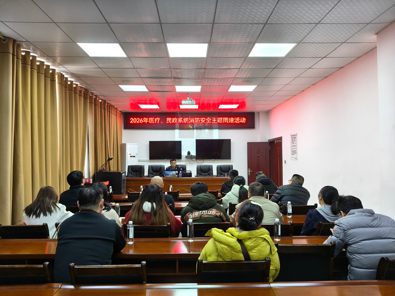 施秉縣消防監督員為參訓人員開展理論講解。