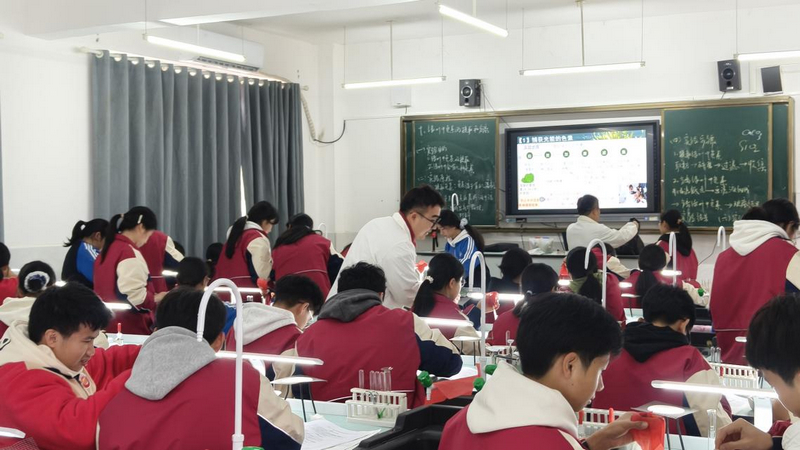 從江一中學(xué)生在新實驗室上生物實驗課。