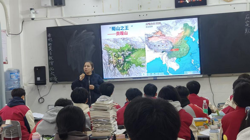 佛山市南海區(qū)幫扶教師為學(xué)生授課。