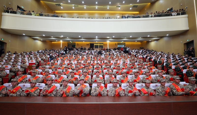 赫章縣肩披綬帶、胸戴紅花的新兵參加歡送儀式 陳春志 攝