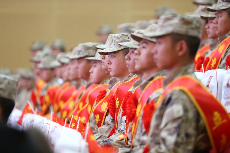 赫章縣肩披綬帶、胸戴紅花的新兵參加儀式 陳春志 攝