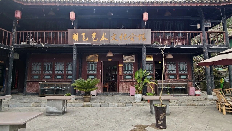 一方瓷土融黔韻。