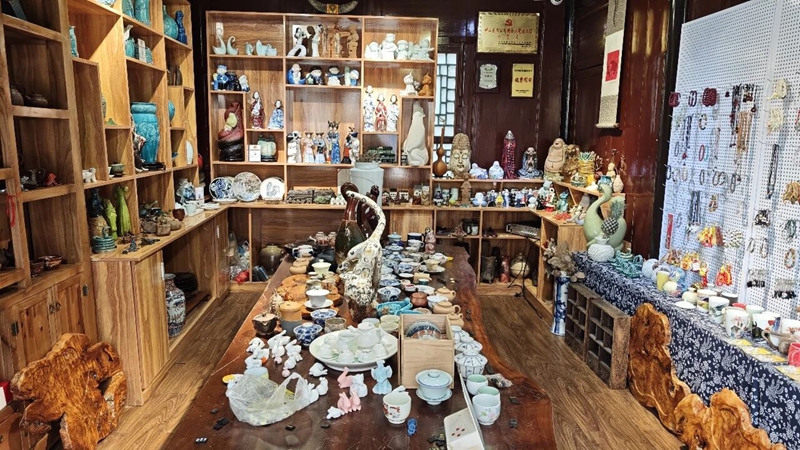 一方瓷土融黔韻。