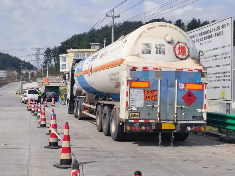 執法人員監督危化品車輛進行現場維修。