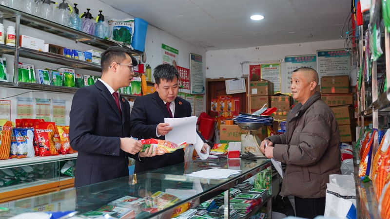 檢察干警實地走訪種子經營戶，認真核驗營業執照及合法經營手續。.jpg