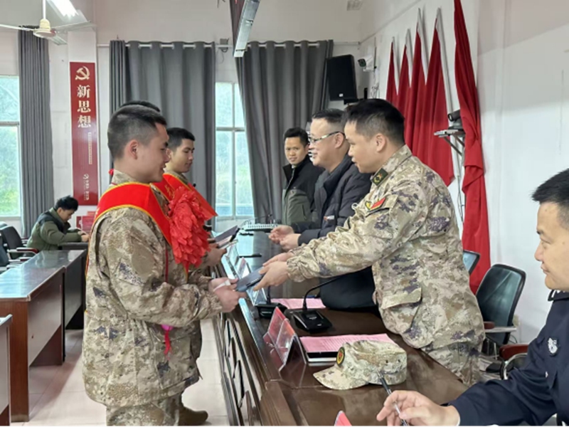 為新兵贈(zèng)送筆記本