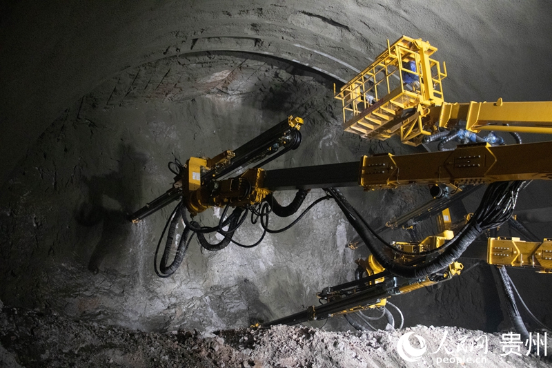 三臂鑿巖臺車正在作業。人民網 黃小桃攝.jpg