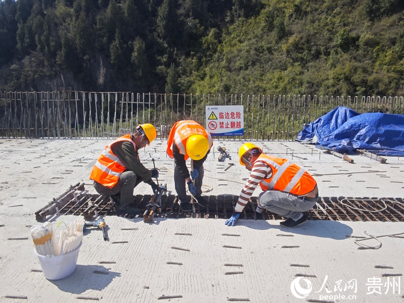 工作人員在松萬高速3標段石竹1號大橋進行濕接縫作業。人民網 黃小桃攝.jpg