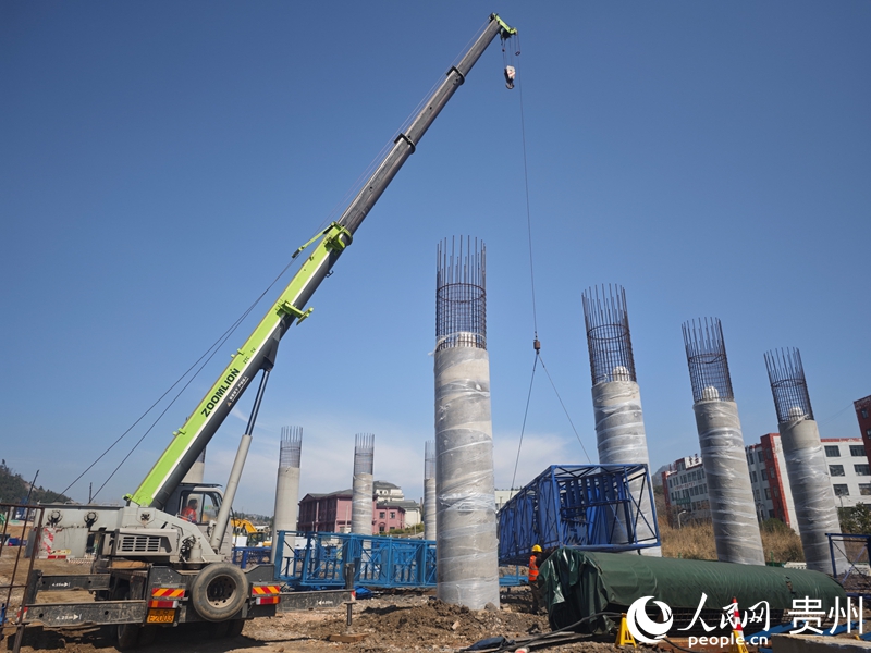 松萬高速2標段錦江特大橋項目施工現場。人民網 黃小桃攝.jpg