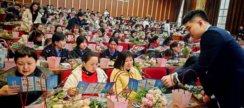 1 圖為開展反假貨幣知識活動現場.jpg