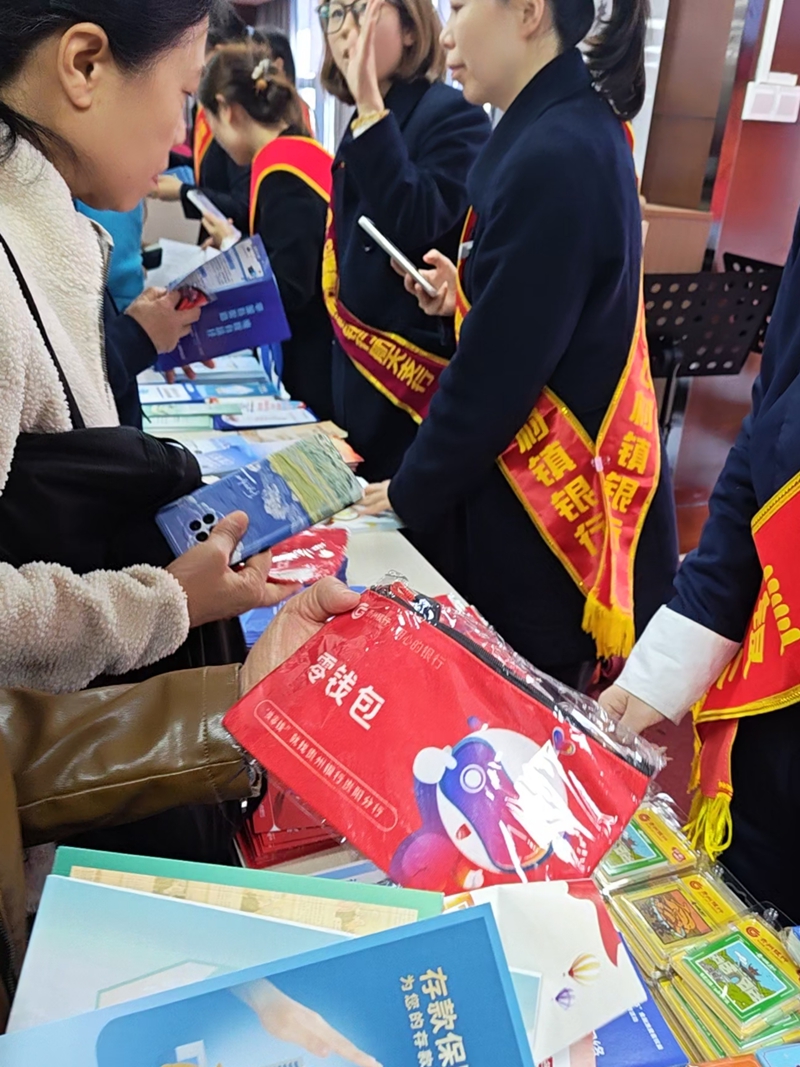 3 圖為開展反假貨幣知識活動現場.jpg