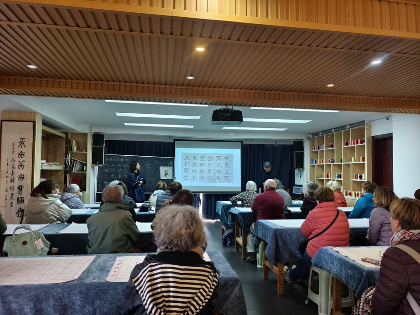 外國(guó)游客沉浸式打卡貴州三都水族非遺 (3).jpg