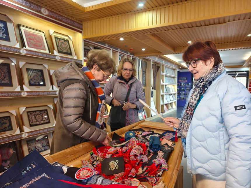 外國(guó)游客沉浸式打卡貴州三都水族非遺。