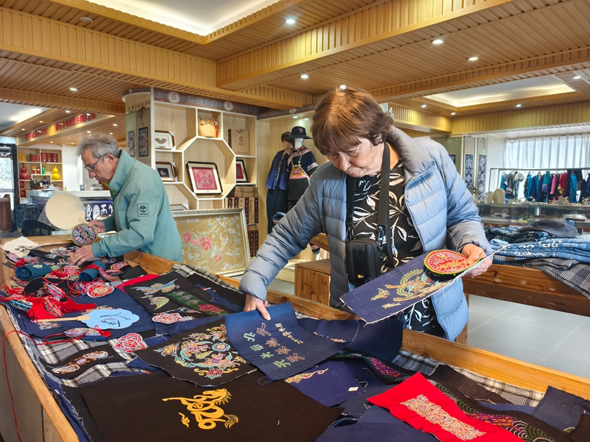 外國(guó)游客沉浸式打卡貴州三都水族非遺。