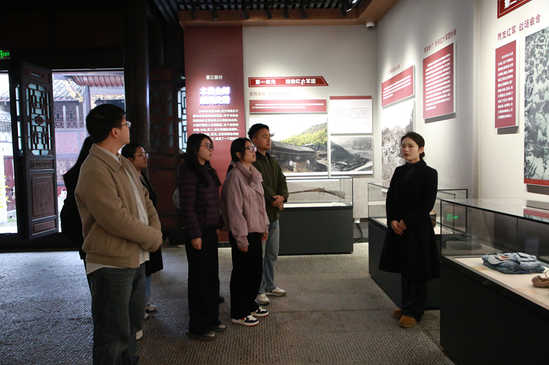 圖為印江黨員干部參觀紅二、紅六軍團木黃會師紀念館。 梅亞軍攝