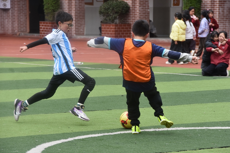 足球小將綠茵馳騁，拼搏盡顯少年氣。.JPG