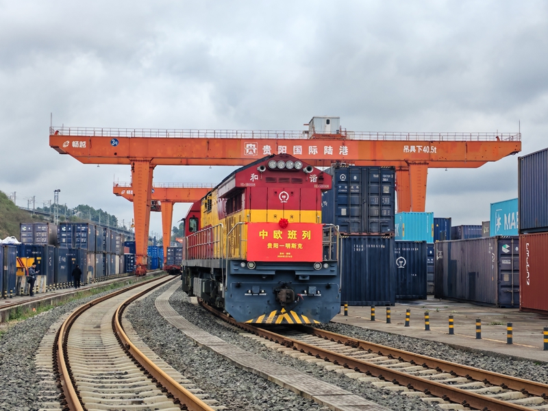 滿載“貴州造”汽車零部件搭乘中歐班列再出發(fā)。貴陽綜保區(qū)宣傳部供圖.jpg