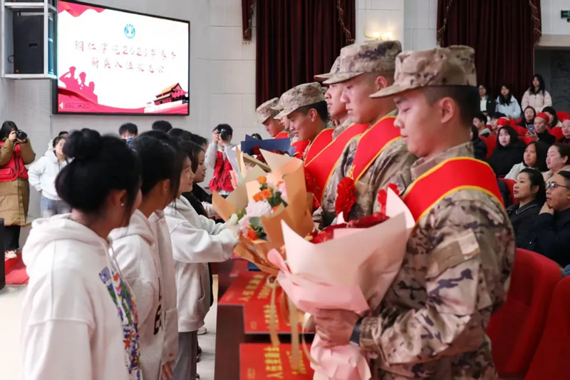 為入伍新兵獻花。