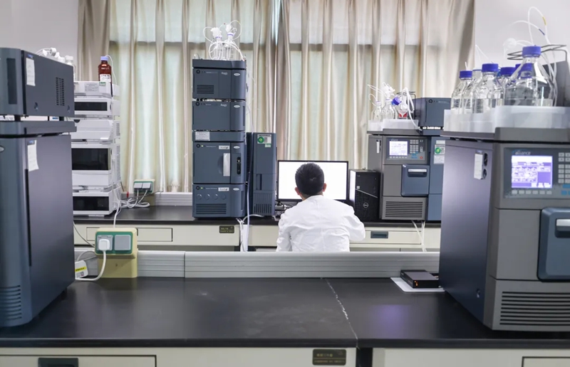 科研人員在進行研究工作。郭然攝