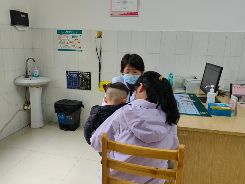 家長帶孩子到夜間門診就診。