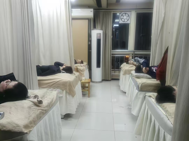 開設夜間門診，群眾到縣中醫(yī)醫(yī)院理療調(diào)養(yǎng)身體。