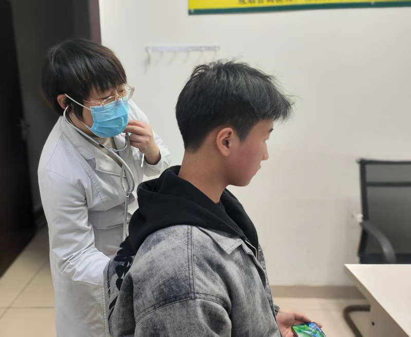 學生夜間到醫(yī)院看病。