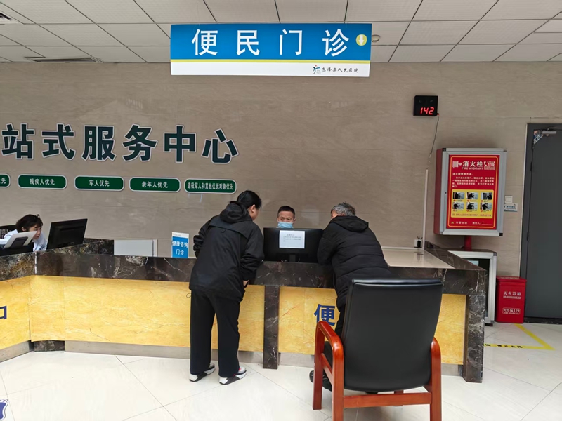 群眾在縣人民醫(yī)院便門門診掛號問診。