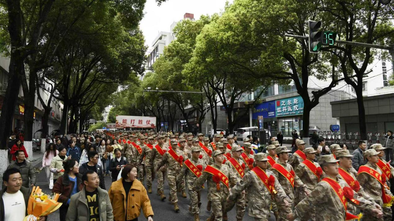 銅仁市2026年上半年新兵入伍歡送儀式在中南門古城舉行。