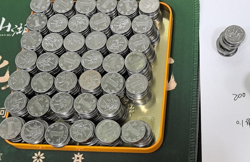 3、工作人員分揀好的硬幣。.jpg