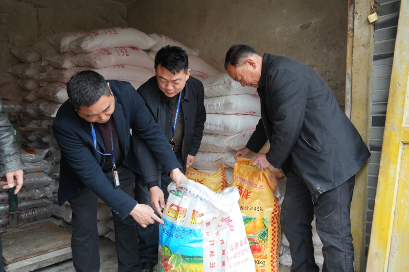 檢查肥料（楊亞旭 攝） - 副本.JPG