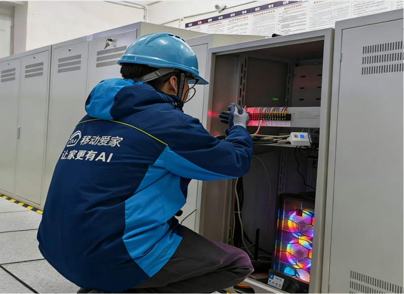 2 圖為技術員查看煙葉生產數字化數據。