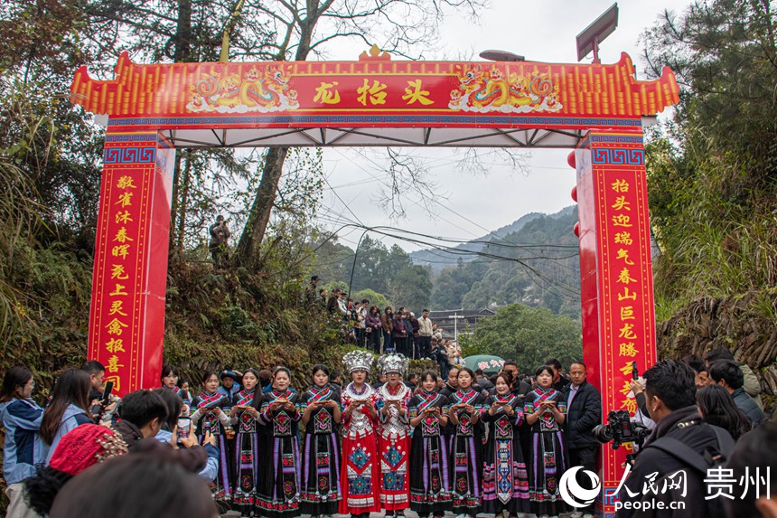 仡佬姑娘以攔門酒相迎,開啟敬雀節的迎賓禮序。人民網 黃小桃攝