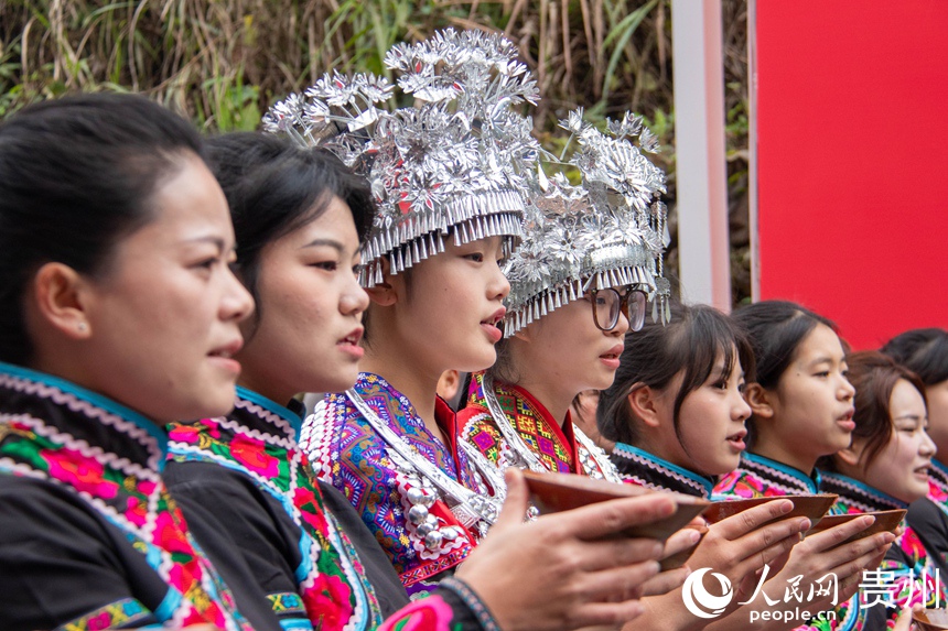 仡佬姑娘以攔門酒相迎,開啟敬雀節的迎賓禮序。人民網 黃小桃攝