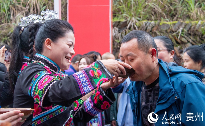 游客體驗攔門酒。人民網 黃小桃攝