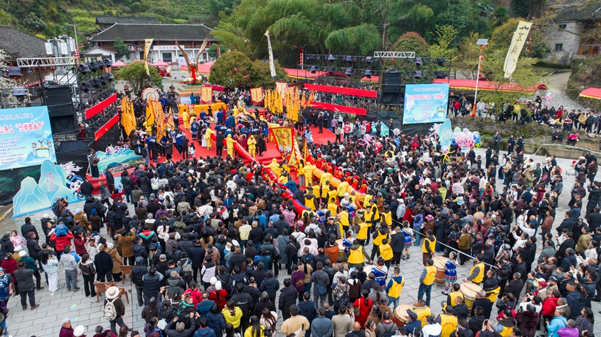 貴州省石阡縣坪山鄉堯上舉行仡佬敬雀節活動。吳劍攝