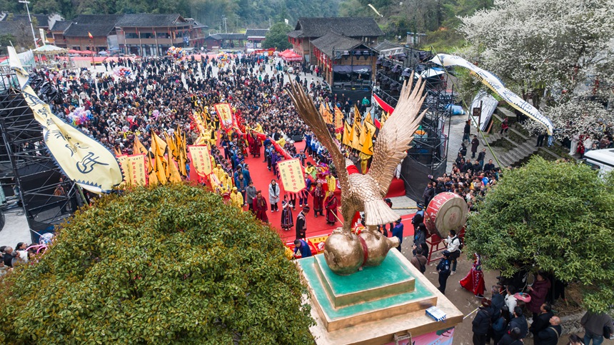 貴州省石阡縣坪山鄉堯上舉行仡佬敬雀節活動。吳劍攝