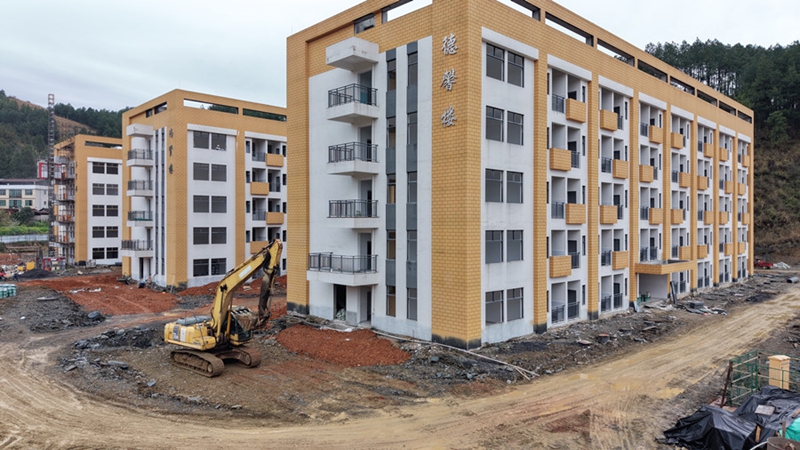 4、挖掘機在填平路面。（沈啟照 攝）